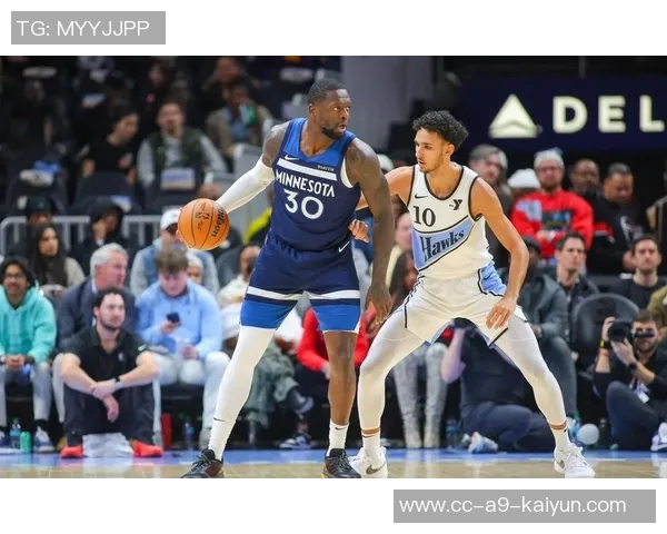 兰德尔上半场表现出色10投6中贡献15分3篮板3助攻数据全面